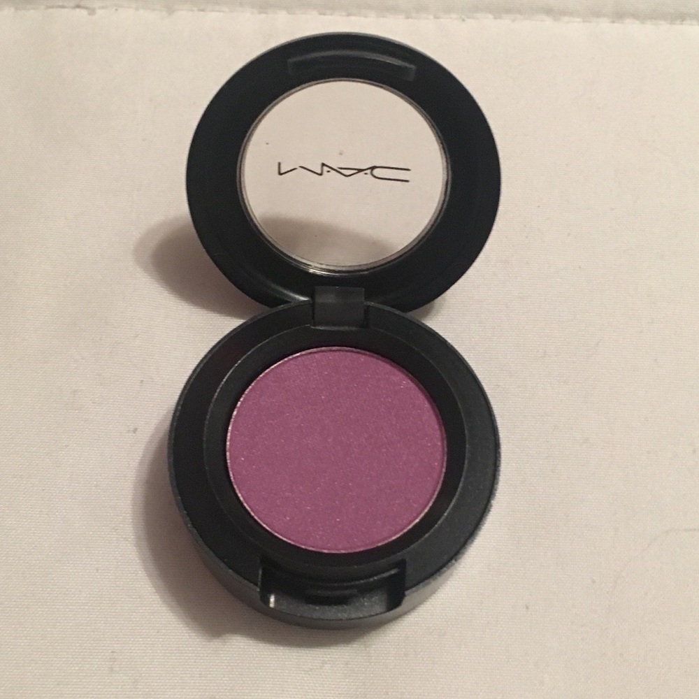 Authentic MAC eyeshadow in Vibrant Grape